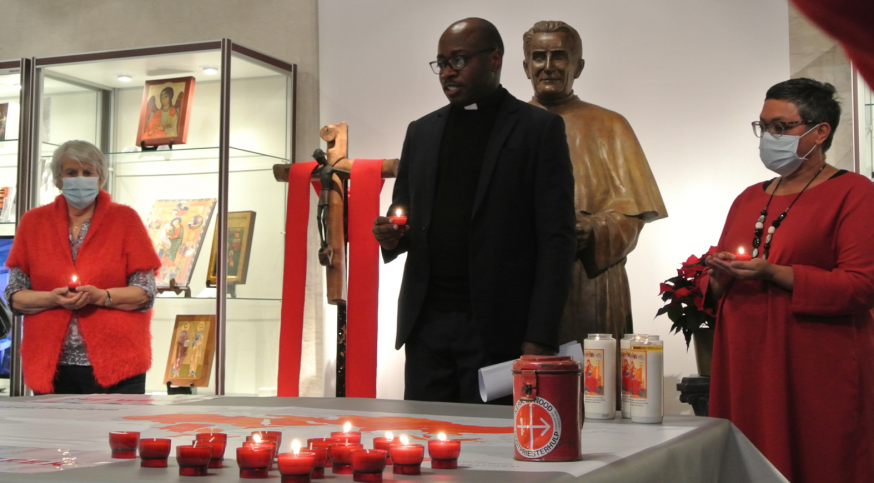 Priester Gideon Edos Obasogie en Uma Wijnants, directrice van Kerk in Nood België © Kerk in Nood