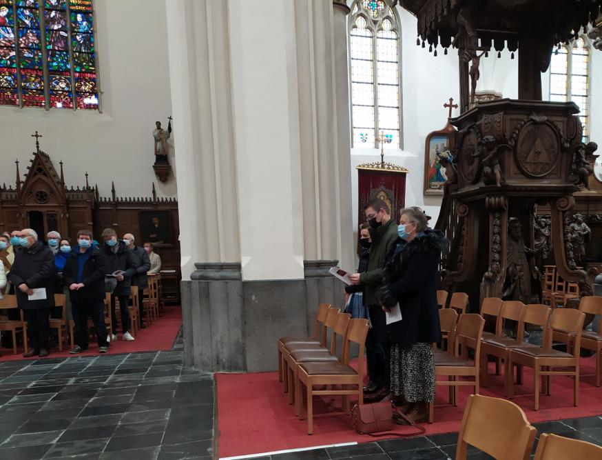 Priscilla vooraan in de kerk 