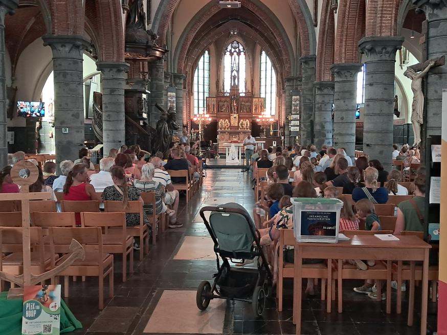 Schepen van Cultuur Gunter Van Campenhout spreekt de kunstgemeenschap toe. 