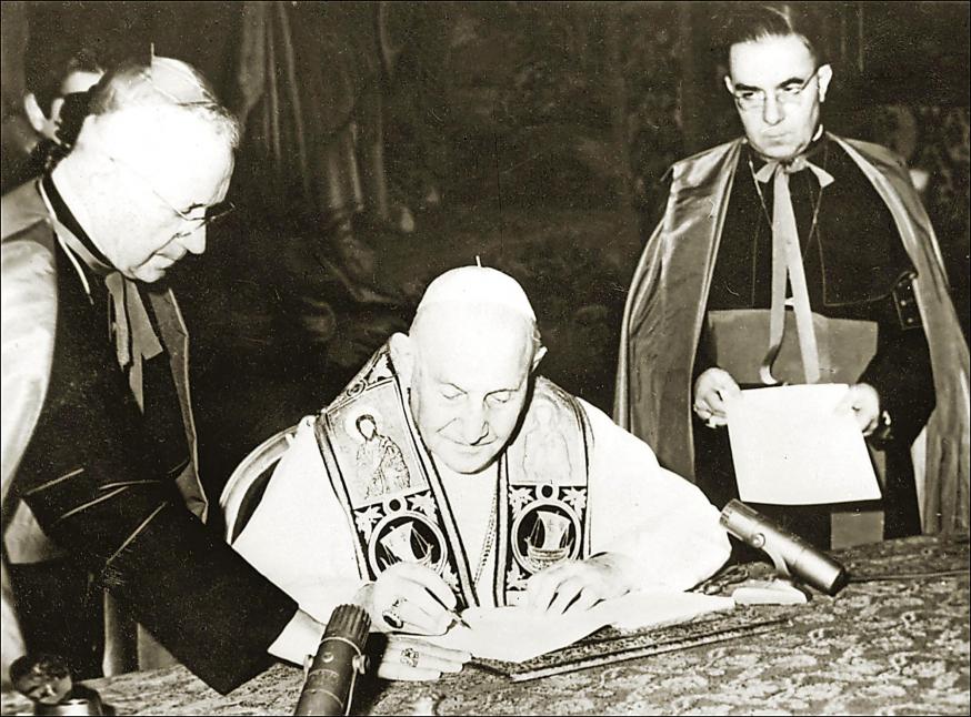 Paus Johannes XXIII ondertekent op 9 april 1963 de encycliek Pacem in Terris.  © AFP-Archief