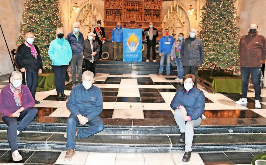 De Vrienden van de Kerststal in Tongeren tonen de vlag van Vredeslicht Limburg. © Dirk Roefflaer