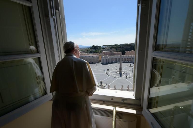 Paus Franciscus blikt op een leeg Sint-Pietersplein  © Vatican Media