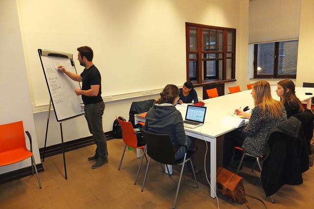 Politika Leuven laat oudere studenten eerstejaars begeleiden bij het studeren. 
