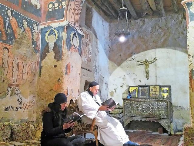 Jacques Mourad met links Nouhad, een vrijwilligster in Mar Moussa .  © Barbara Mertens