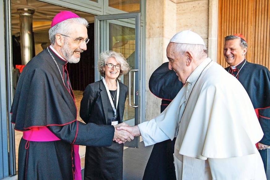 Paus Franciscus met drie hoofdrolspelers van de synode: ondersecretarissen Luis Marin de San Martin en Nathalie Becquart, en rechts secretaris-generaal Mario Grech.  © KNA-Bild