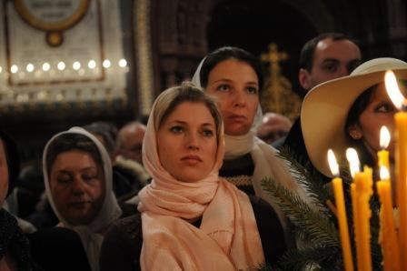 Russisch-orthodoxe gelovigen in de kathedraal van Moskou © ROC