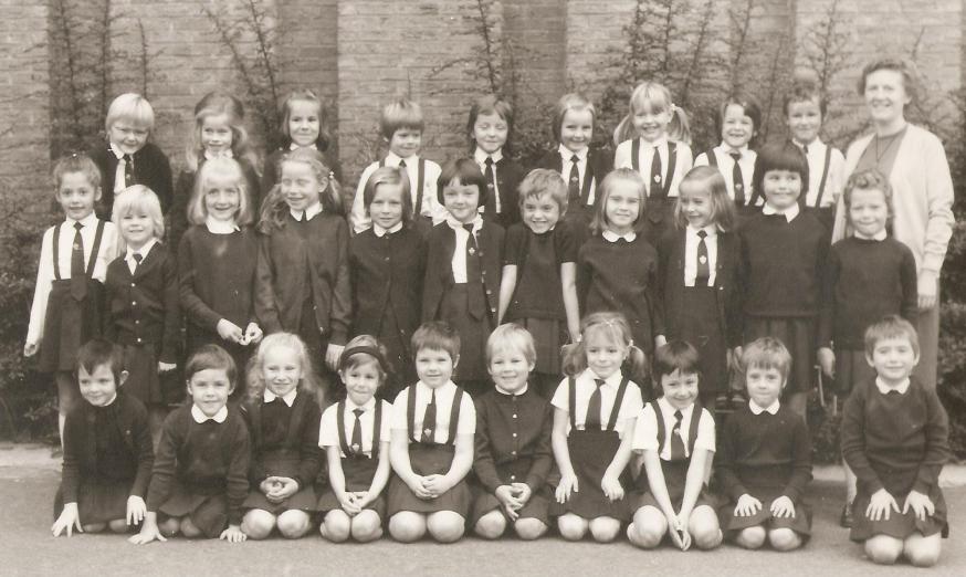 Een klas van de wijkschool Pius X met zuster Mia 't Jolle, de directrice, in de jaren 1970 © H. Pius X-parochiegemeenschap Wilrijk