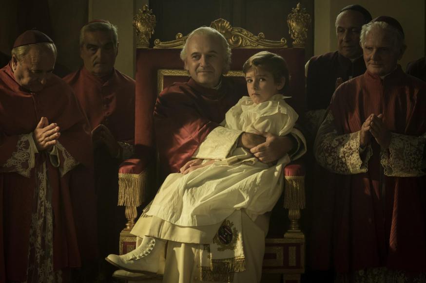 Een bevreemdend beeld uit de film ‘Rapito’: Edgardo met zijn adoptievader, paus Pius IX.  © RV