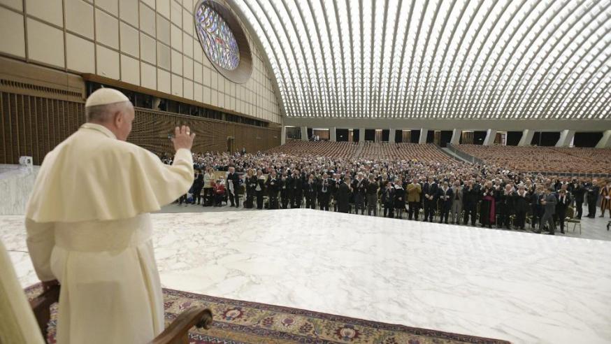 Paus ontmoet de leden van een toeristische vereniging voor jongerenreizen © Vatican Media