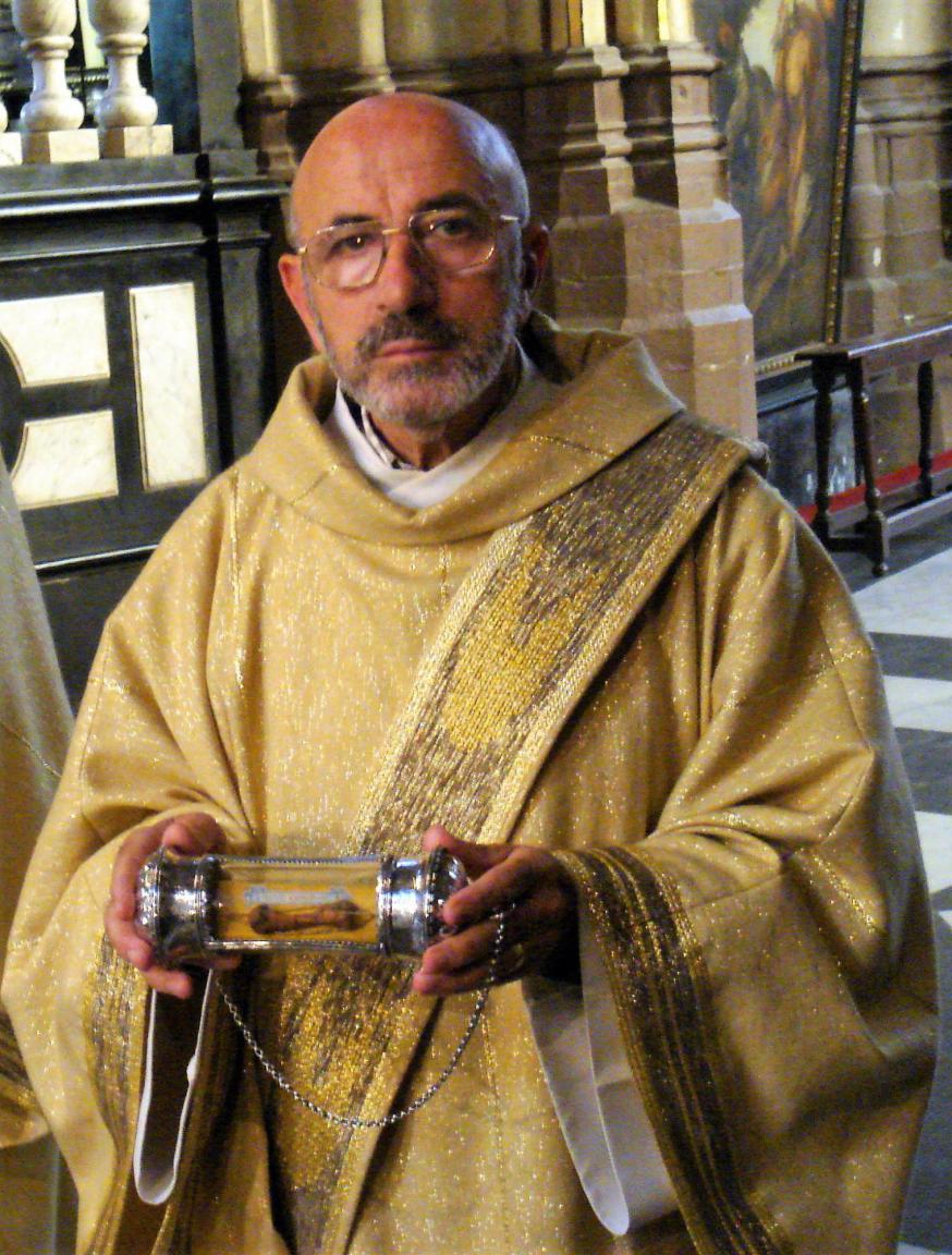 Diaken Luc Neels draagt de relieken van Sint-Donaas 
