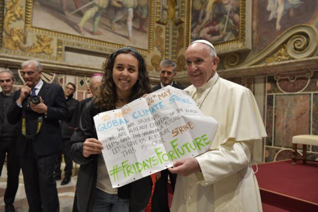 Een jongere vraagt steun van de paus voor het klimaat © Vatican Media