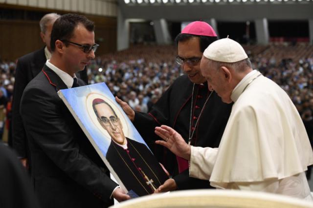 Paus Franciscus zegent een portret van de heilige Oscar Romero © Vatican Media Paus Franciscus zegent een portret van de heilige Oscar Romero © Vatican Media