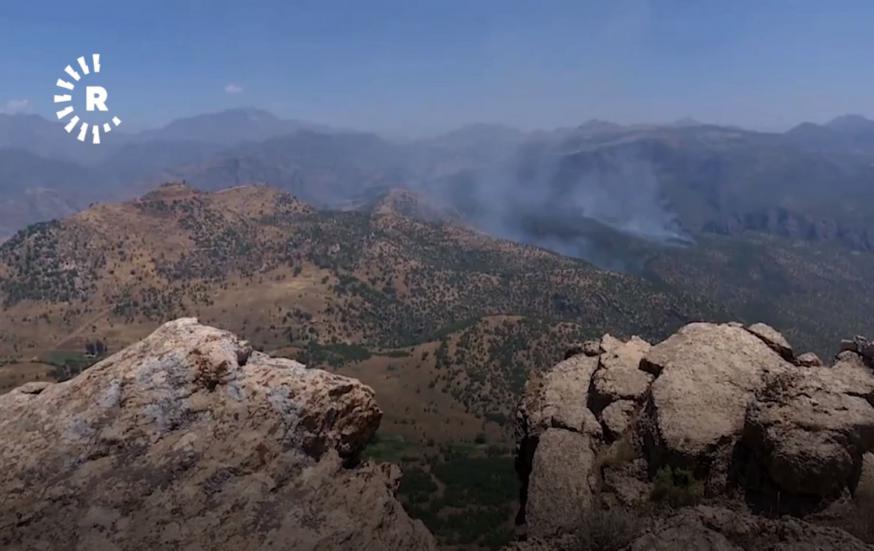 Zondagmorgen stegen her en der rookpluimen op na de bombardementen in het bergachtige gebied rond Zakho © Rudaw TV