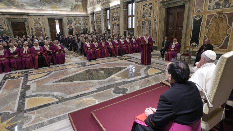 Paus ontmoet de leden van de Romeinse Rota © Vatican Media