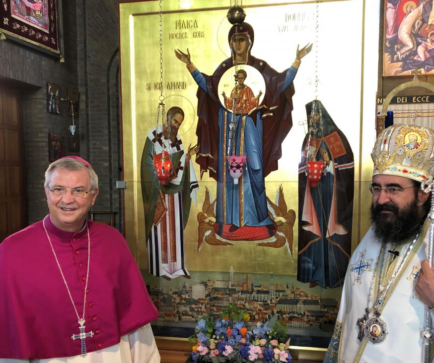 Mgr. Johan Bonny en de Roemeens-orthodoxe metropoliet Joseph Pop bij de icoon van de Heilige Moeder Gods die over Antwerpen waakt © Bisdom Antwerpen
