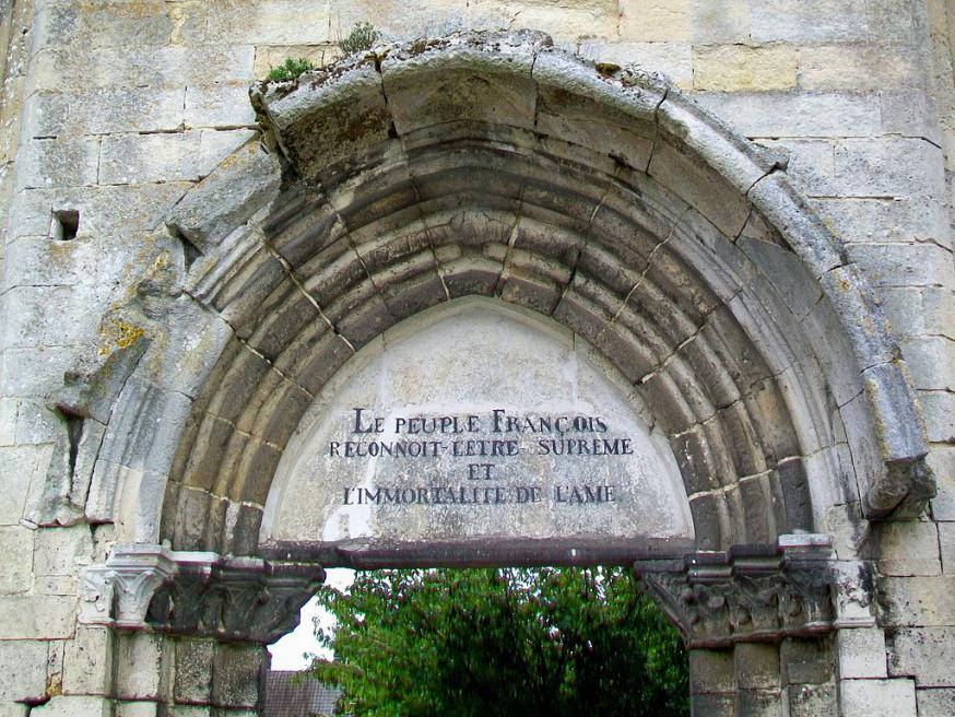 Inscriptie die herinnert aan de cultus van het Opperwezen op het portaal van de ruïnes van de collegiale Sint-Thomaskerk in Crépy-en-Valois © RR