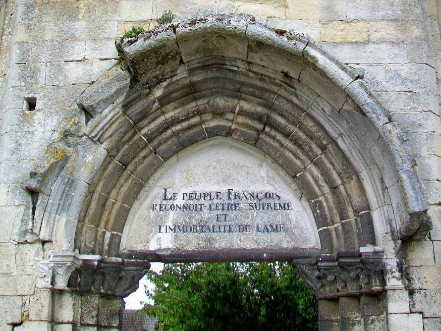 Inscriptie die herinnert aan de cultus van het Opperwezen op het portaal van de ruïnes van de collegiale Sint-Thomaskerk in Crépy-en-Valois © RR Inscriptie die herinnert aan de cultus van het Opperwezen op het portaal van de ruïnes van de collegiale Sint-Thomaskerk in Crépy-en-Valois © RR