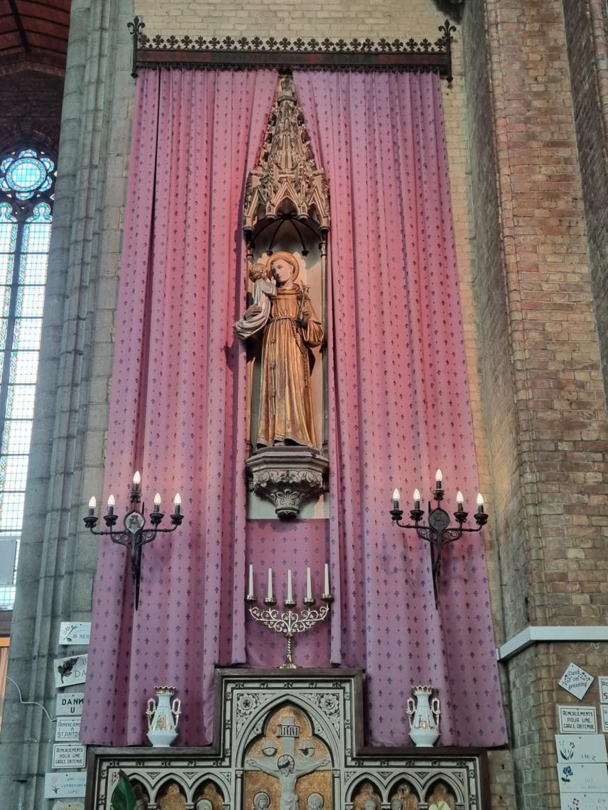 Het beeld van Sint-Antonius in de Sint-Antoniuskerk in Eeklo (Balgerhoeke). © Koen Goossens