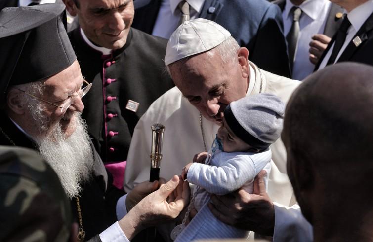 De paus met de Oecumenische Patriarch ontmoeten vluchtelingen © SIR