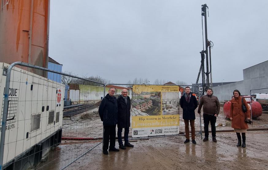 Een delegatie van de kerkfabrieken en Jonas De Vlieger steken even hun licht op in de Herremanstraat. De werken zijn goed gestart. De oplevering is voorzien in het voorjaar van 2023. © Renée Krol