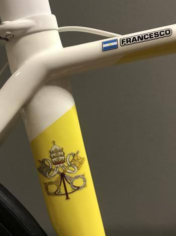 De gepersonaliseerde fiets voor paus Franciscus © Specialized Italy