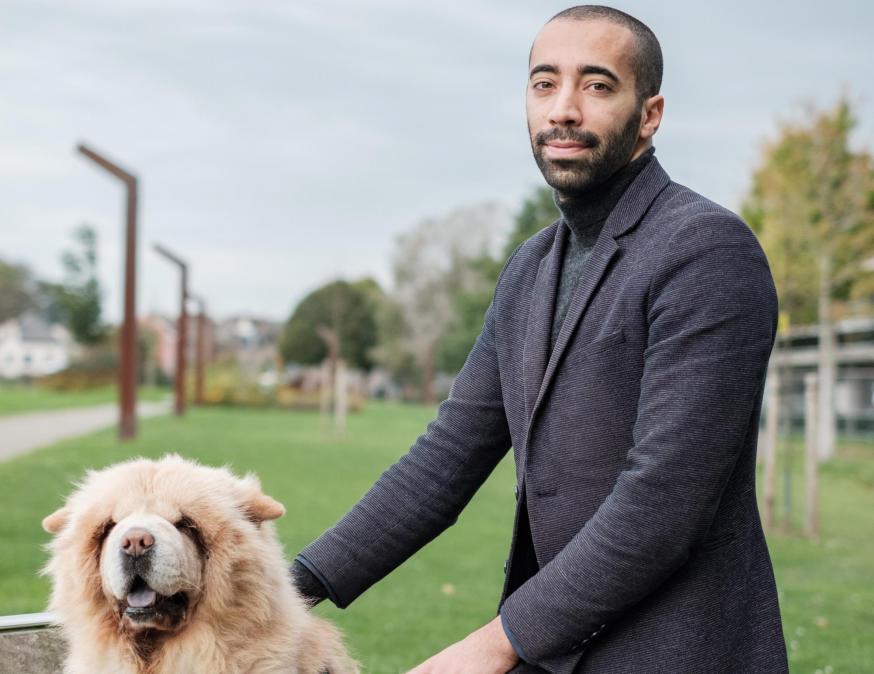 Sammy Mahdi heeft zijn vader regelmatig gevraagd: 'Wat ben jij en wat ben ik dan?', maar zijn beide ouders vonden zo’n etiket totaal irrelevant © CD&V