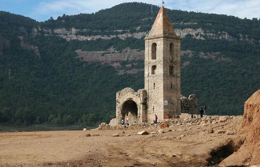 Het Romaanse kerkje in de gemeente Vilanova de Sau (Catalonië) © Wikipedia