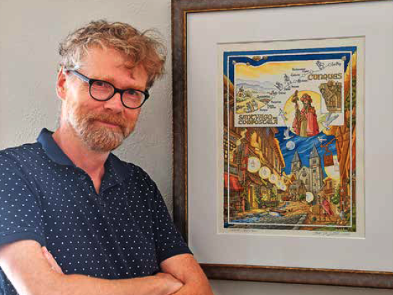 Geert De Sutter bij één van de originele prenten over Compostela. Elke prent is een ontdekking van hoe mensen toen op weg gingen.  © Tony Dupont