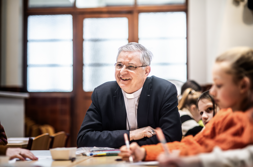 Bisschop Johan Bonny luistert geamuseerd op de recente vormelingendag in Lier.  © Andreas Van Esbroeck