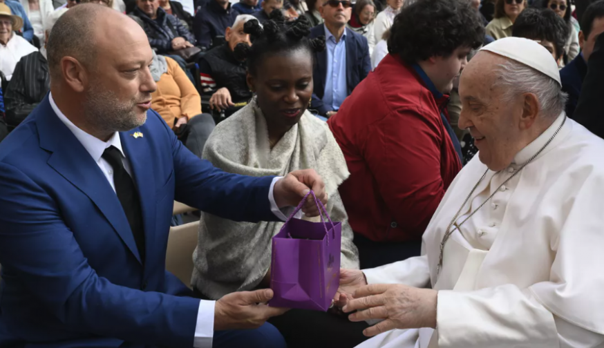 Persoone kon de paus vijf minuten spreken: ‘Hij zei dat hij ons werk in Congo waardeert.’ © Dominique Persoone