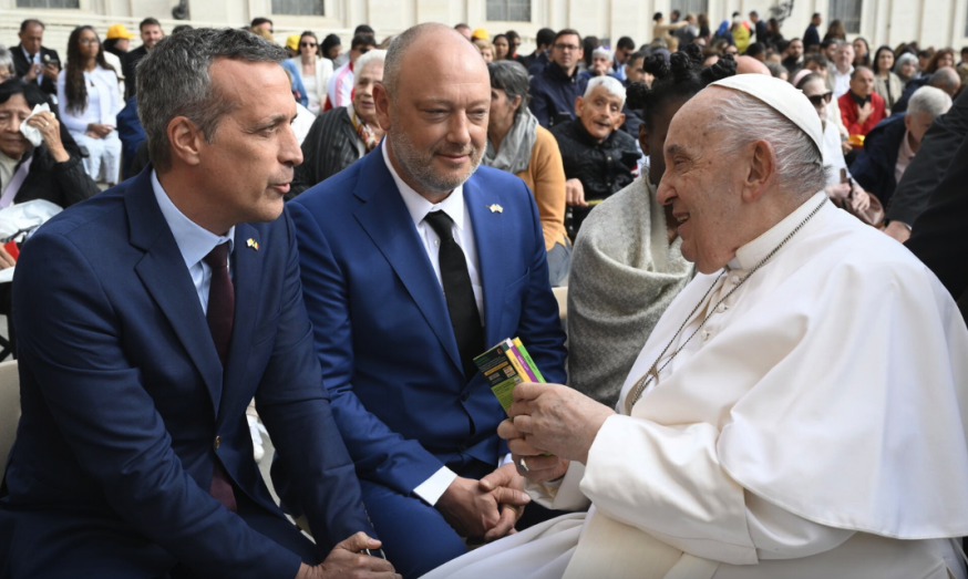 Dominique Persoone (centraal) met zijn zakenpartner Dimitri Moreels bij de paus. © Dominique Persoone