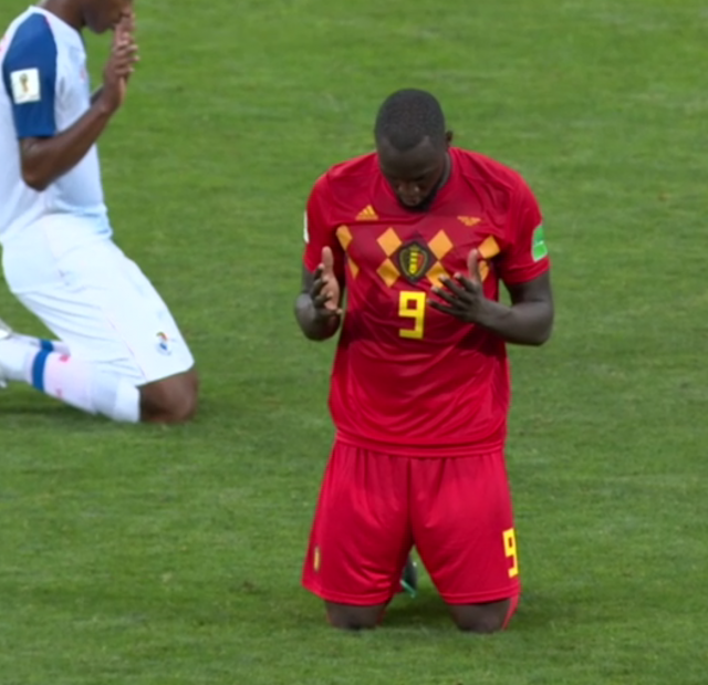 Lukaku bidt na het laatste fluitsignaal tegen Panama. © Sporza