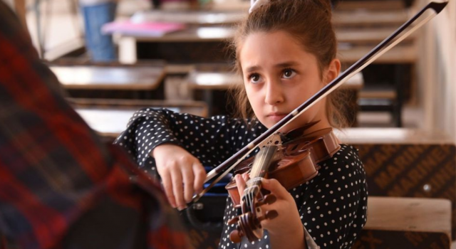 Voor een muziekschool in Mosul werden instrumenten ingezameld. © Canvas