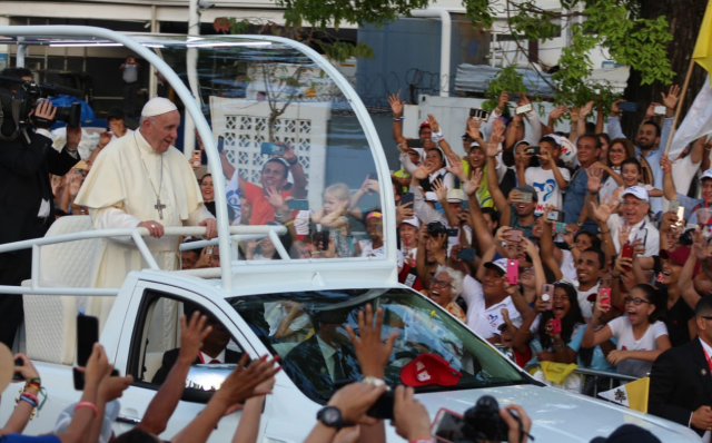De paus werd in Panama verwelkomd door een kleurrijke mensenmassa. © Twitter WYD