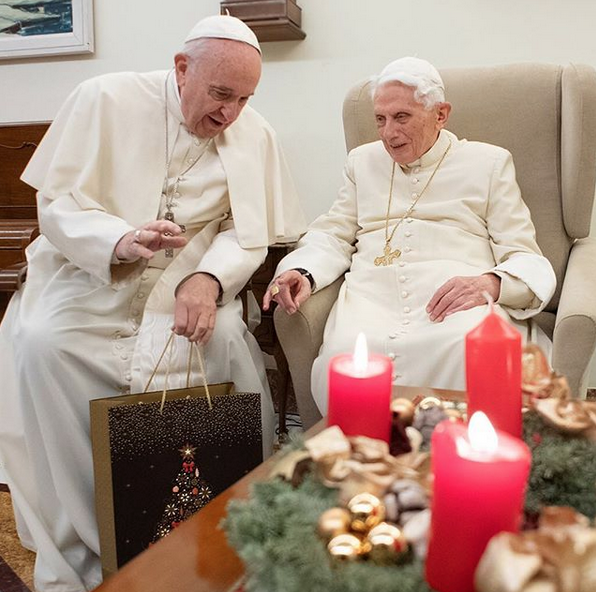 Op kerstbezoek bij Benedictus XVI © Instagram @franciscus