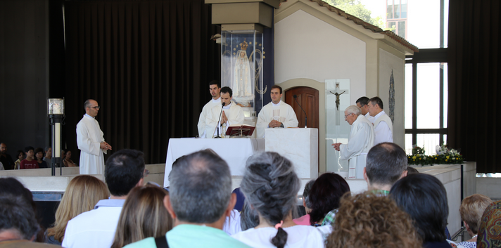 Tiago Varanda (centraal) tijdens de eucharistieviering in Fatima. © Fatima.pt