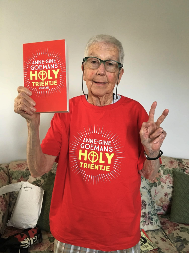 Megan Rice poseert met het boek (en T-shirt) van de Nederlandse schrijfster. © Twitter John Schoorl