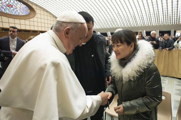 De paus ontmoette de vrouw na afloop van een algemene audiëntie. © Vatican Media De paus ontmoette de vrouw na afloop van een algemene audiëntie. © Vatican Media