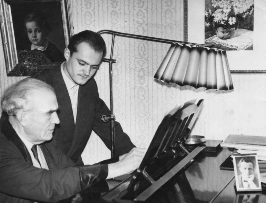 Arvo Pärt (staand) met zijn leermeester Heino Eller. © Arvo Pärt Centre / Met toestemming Arvo Pärt (staand) met zijn leermeester Heino Eller. © Arvo Pärt Centre / Met toestemming