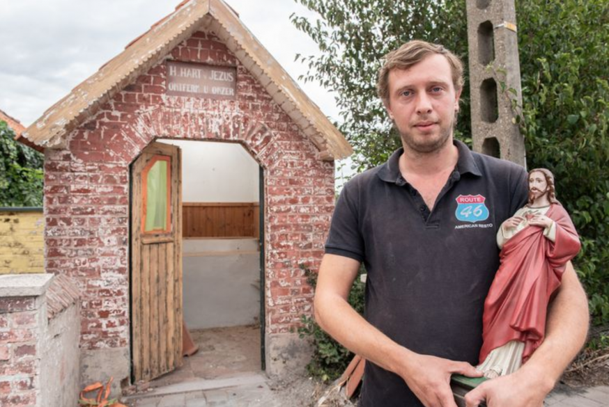 Joshua Vanluchene bij de kapel die hij wil verbouwen. © Ronny De Coster Joshua Vanluchene bij de kapel die hij wil verbouwen. © Ronny De Coster