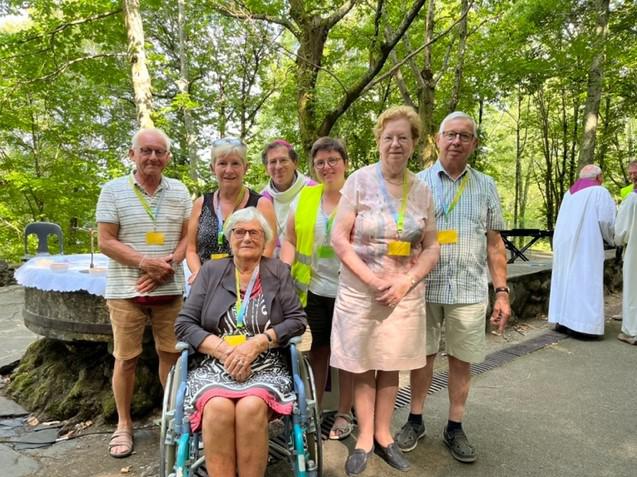 Bisschop Lode met mensen uit onze geloofsgemeenschap. 