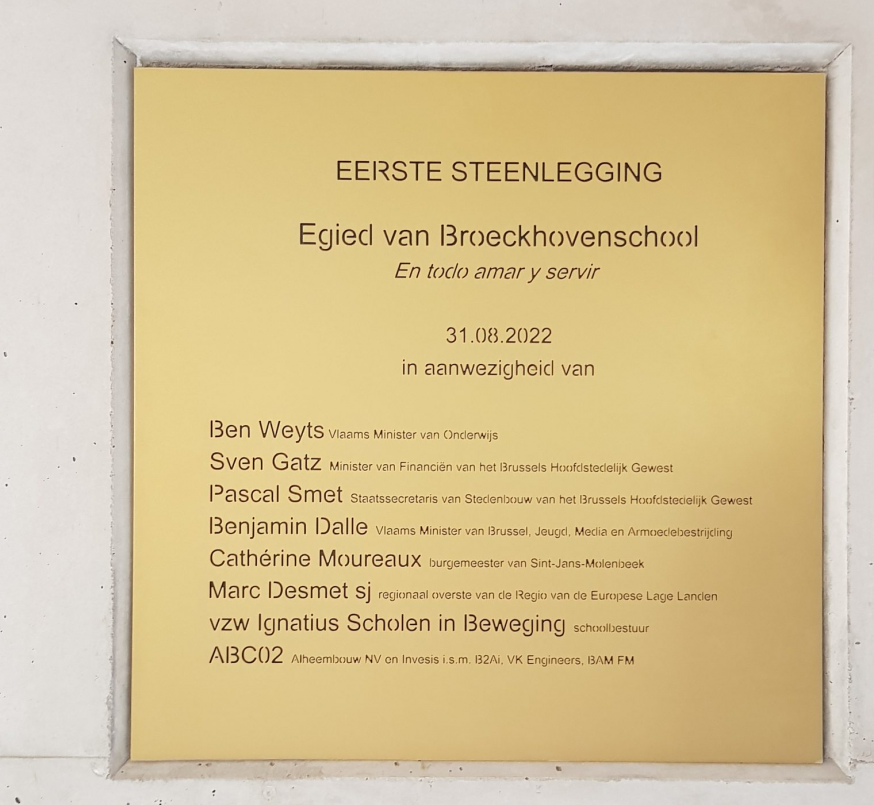 Dit plakkaat herinnert aan de eerstesteenlegging op 31 augustus 2022. © Egied Van Broeckhovenschool