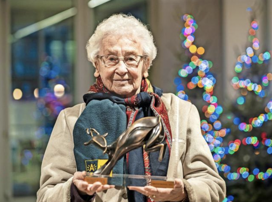 Lydia uit Wilrijk met de trofee die ze kreeg als meest verdienstelijke inwoner. © Tom Cornille