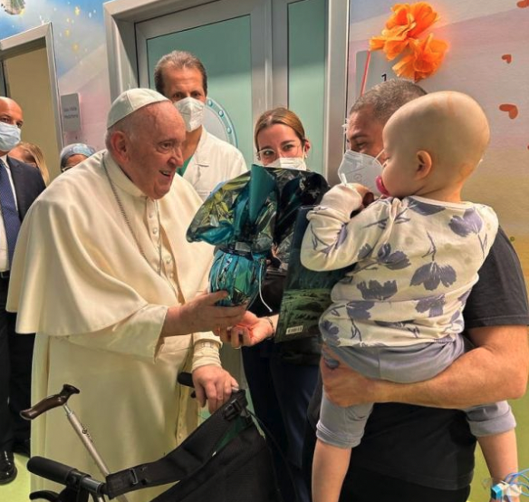 De paus sprak op de kinderafdeling met enkele ouders. © Vatican Media