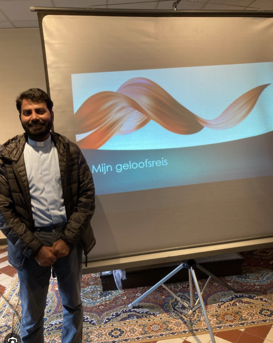 Pater Thomas tijdens de geloofsavond © JoB