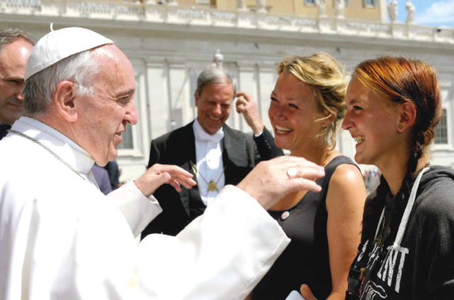 Deborah (r.) met begeleidster Stephanie bij de paus. (Ingezonden foto)