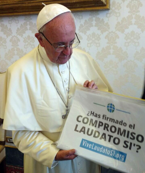 Paus Franciscus met de affiche van de campagne: 'Heb je de Laudato Si-belofte al getekend?' © Website Livelaudatosi.org