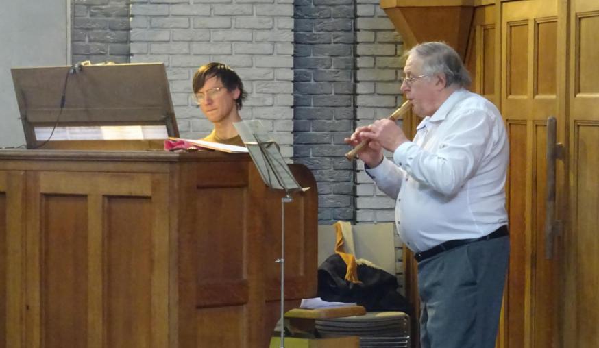 Gilbert Schyvens, blokfluit en Tom Van der Plas aan het orgel luisterden de concertmis van 6 oktober muzikaal op © Marjo Perry