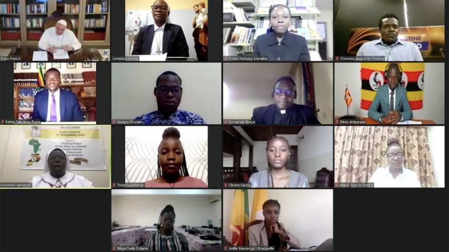Screenshot van de videoconferentie 'Building bridges across Africa' van de paus met Afrikaanse studenten © VaticanMedia