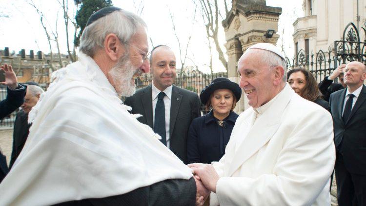 Paus Franciscus met de operrabbijn van Rome © Vatican Media